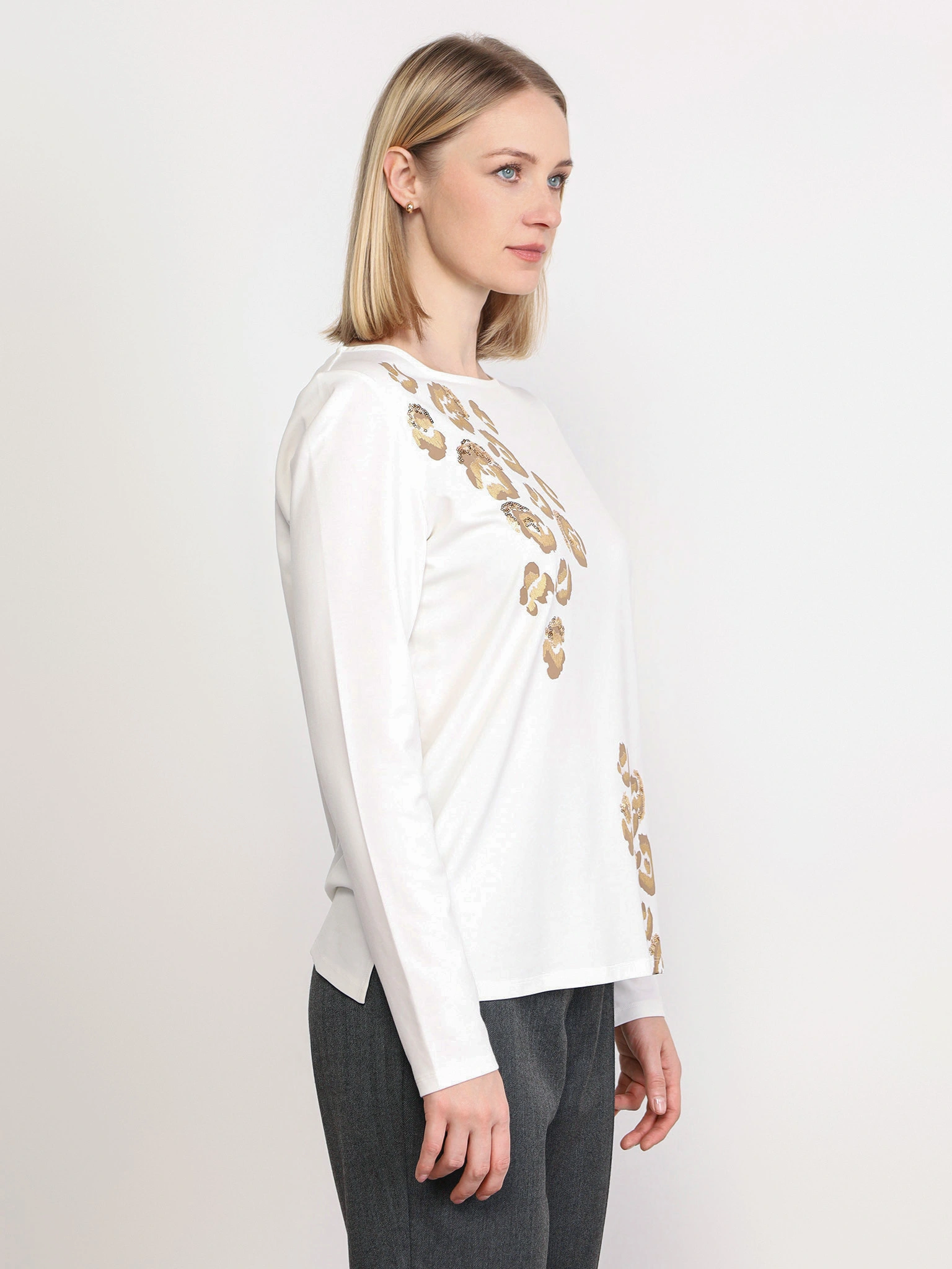 Футболка молочного цвета с фольгированным принтом и пайетками